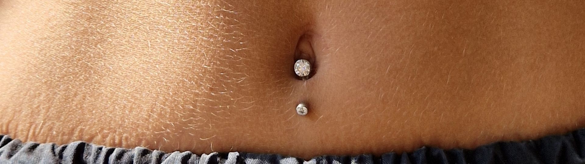 Obrácený piercing do pupíku – varianta pro specifickou anatomii
